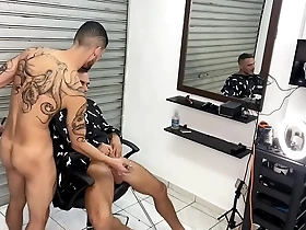 E novinho dando para ele na barbearia