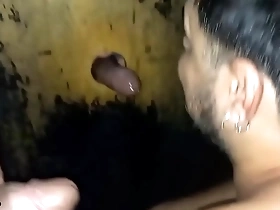 Machos caçando no glory hole